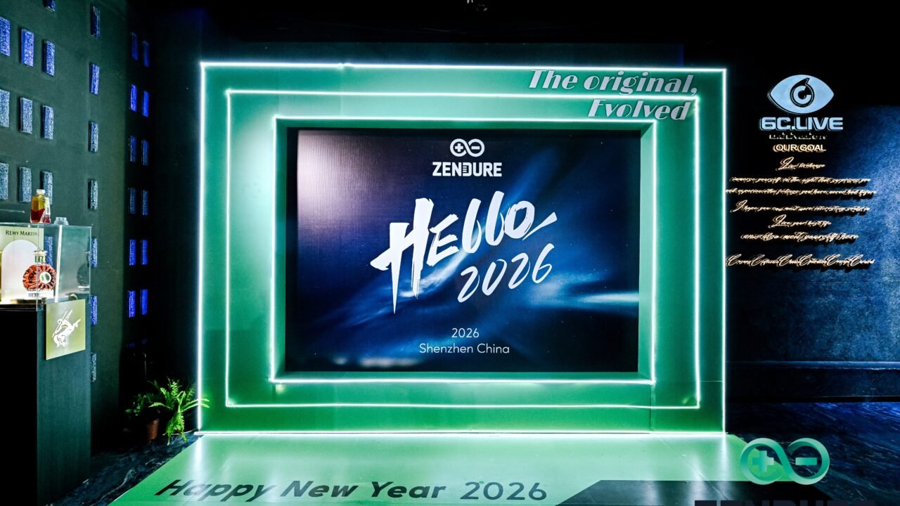 Energienerds bei der Produktvorstellung von Zendure in Shenzhen – drei neue Produkte