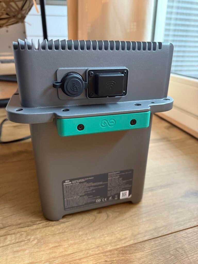 SolarFlow 1600 AC+ rechterkant met WiFi en netwerkaansluiting