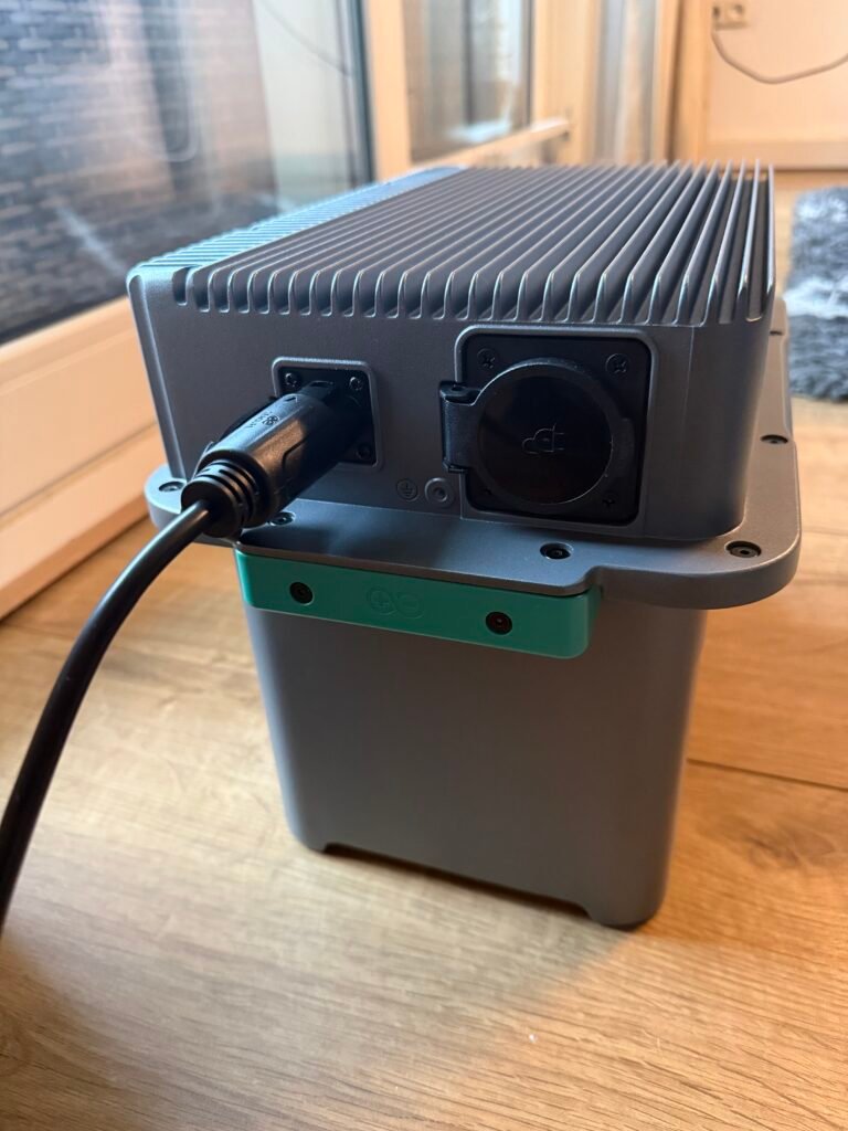 SolarFlow 1600 AC+ linkerkant met netaansluiting en noodstroom