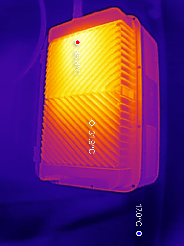 SolarVault 3 Pro Max AC, warmte ontwikkeling achterkant met de koelribben