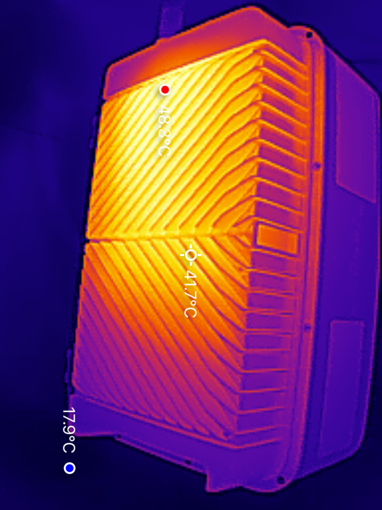 1800W: achterkant bij koelribben