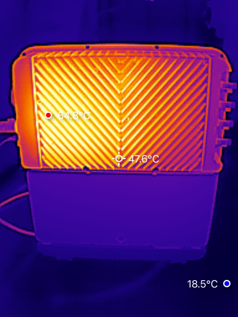 Jackery SolarVault: Warmte achterkant koelribben