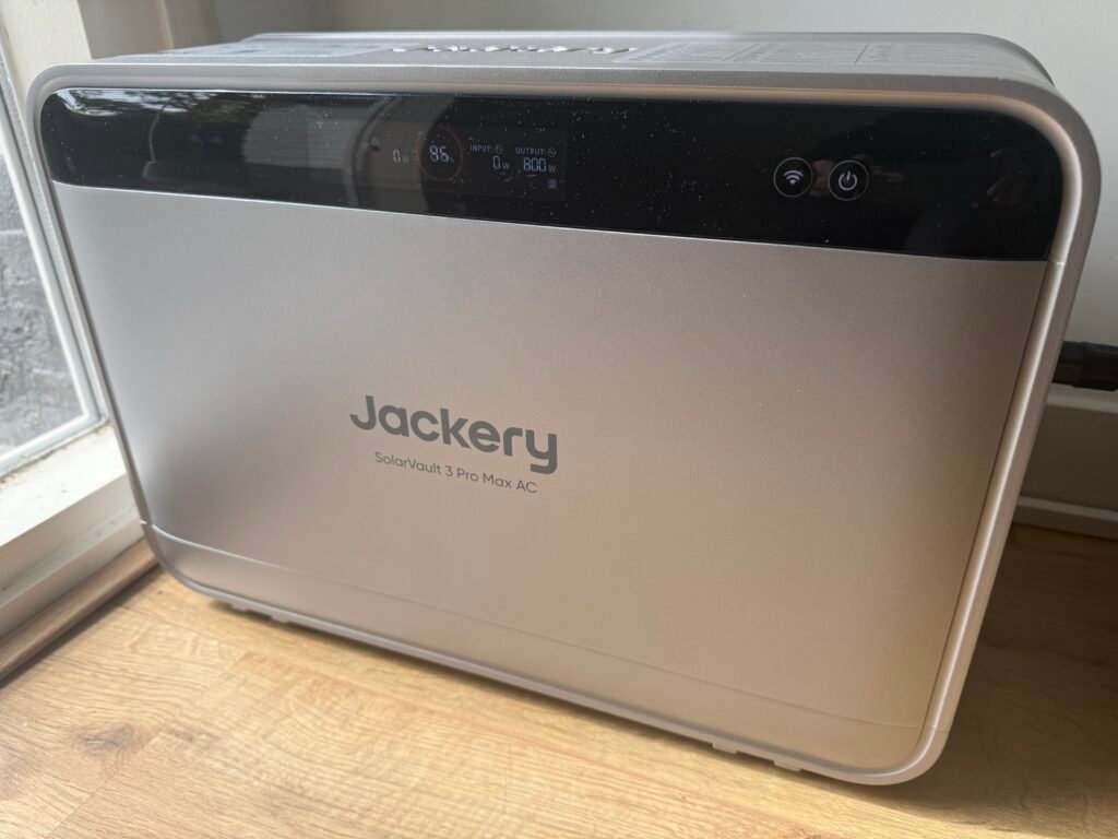 Jackery SolarVault 3 Pro Mac AC front aanzicht met LCD scherm