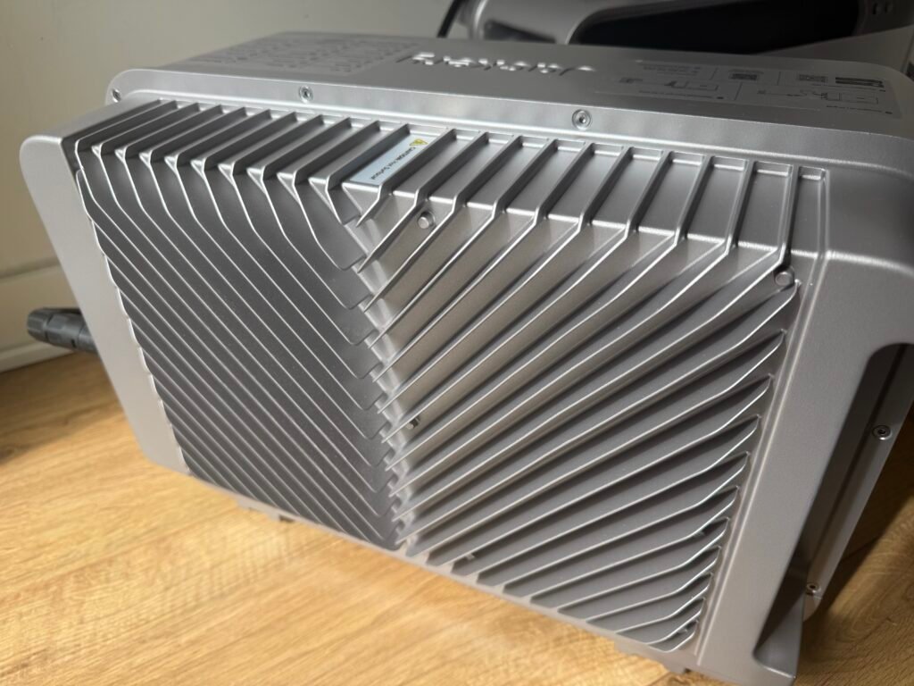 Jackery SolarVault 3 Pro Mac AC achterkant met de passieve koeling