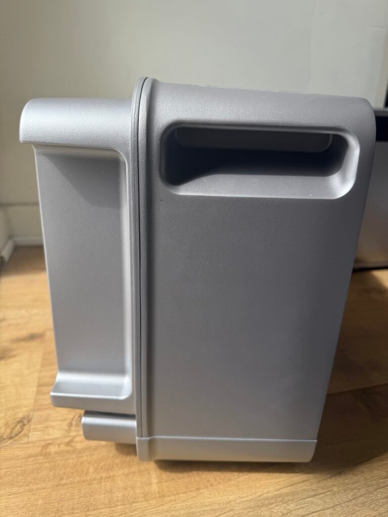 Jackery SolarVault 3 Pro Mac AC linkerkant