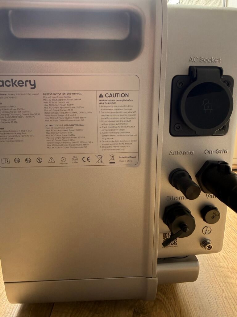 Jackery SolarVault 3 Pro Mac AC rechterkant met de aansluitingen (netwerk, overdrukventiel, noodstroomstopcontact, netsnoer aansluiting)