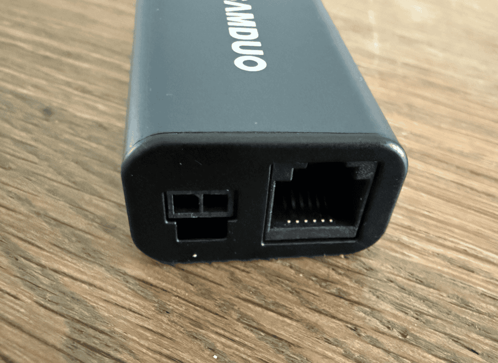 De ingangen van de Samduo P1 meter: voor de CT klem en voor het doorlussen van een andere P1 meter