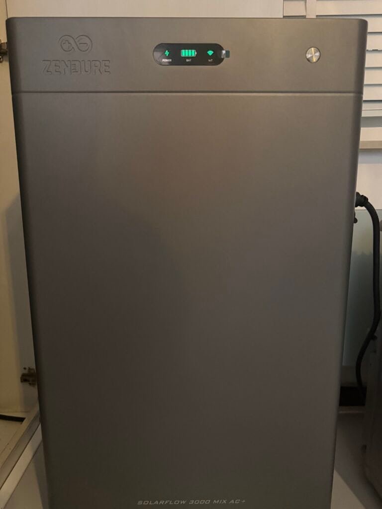 Unboxing Zendure SolarFlow Mix 3000 AC+ front