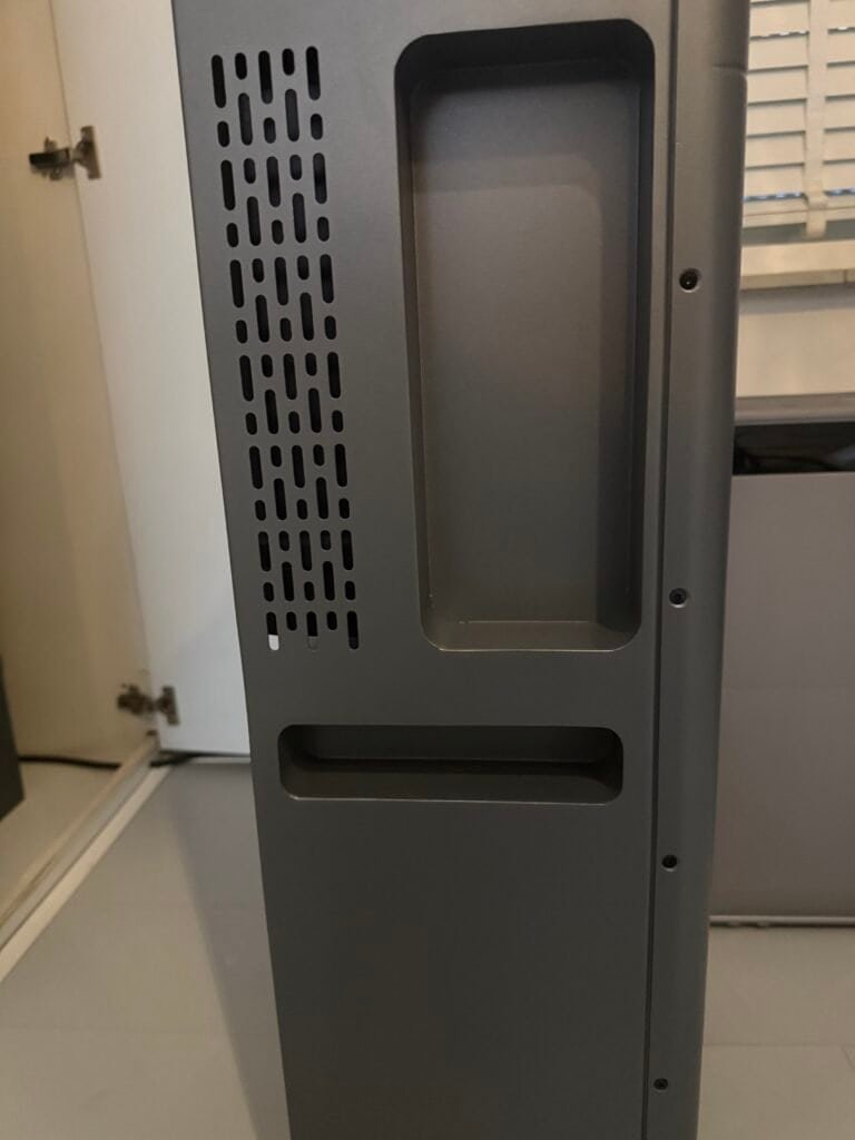 Unboxing Zendure SolarFlow Mix 3000 AC+ Linker zijkant