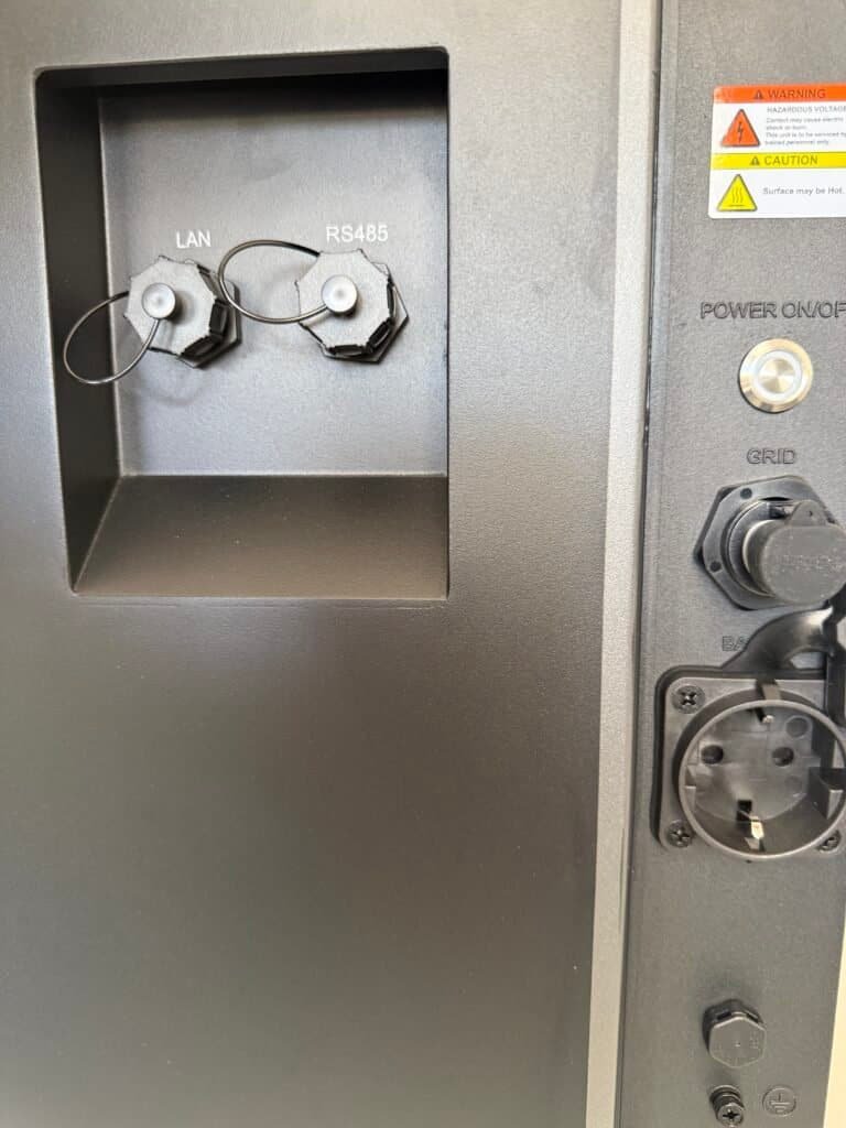 Conow Atlas 6000 AC Unpacking rechter zijkant met aansluitingen