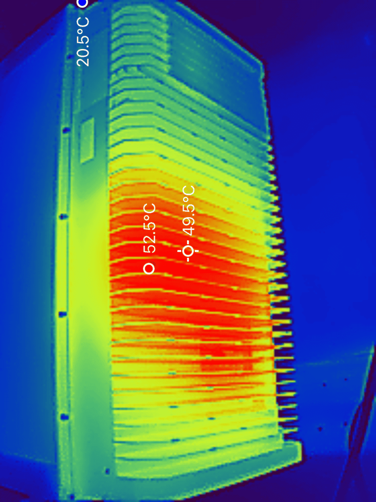 Warmte test Anker SOLIX Max koelribben achterkant